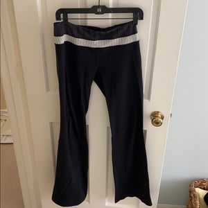 SOLD OUT PATTERN Lulu lemon groove pant, Size 6